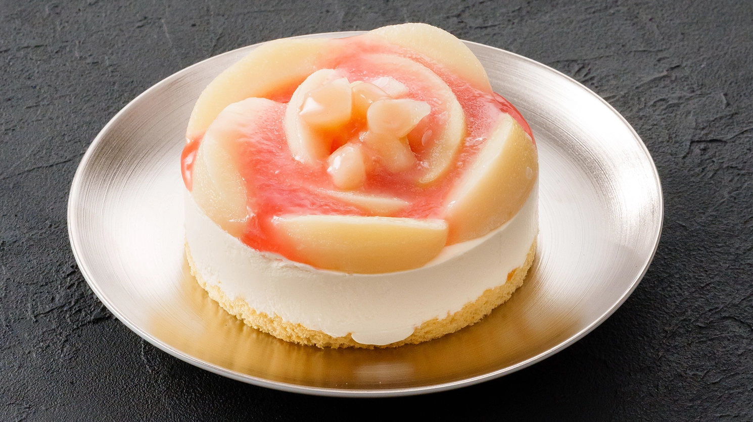 ホールケーキを皿に盛り付けた商品写真